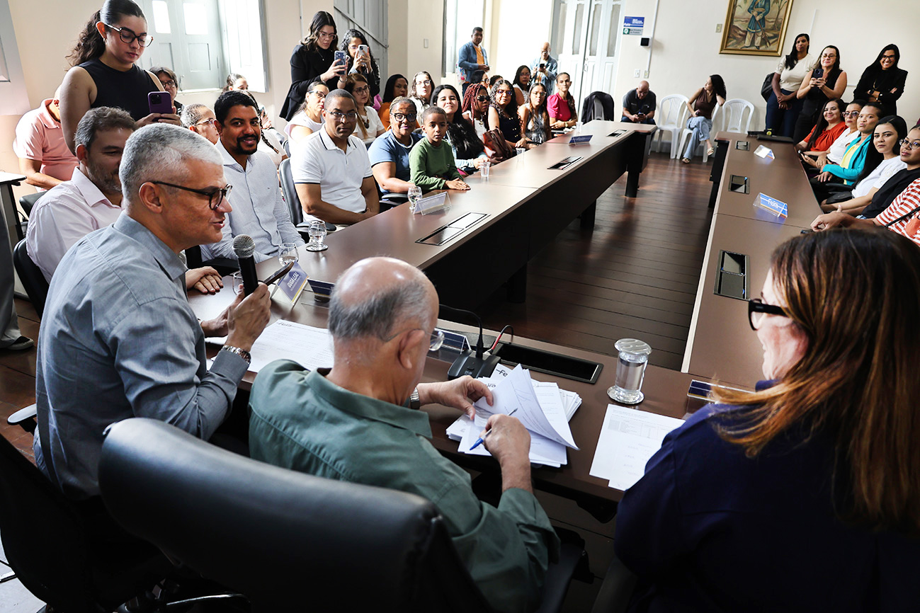 Prefeitura empossa mais 59 professores e reforça meta de zerar falta de ...