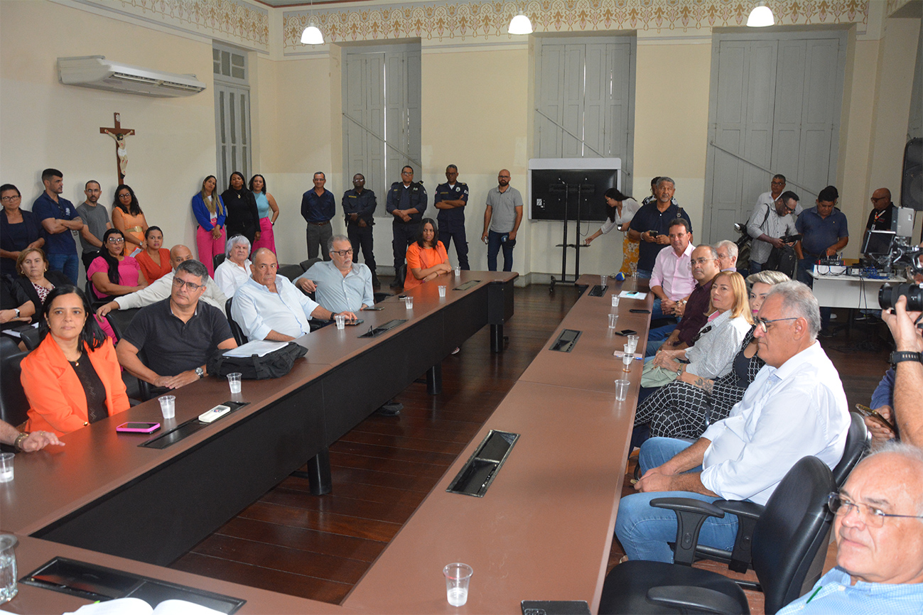 Prefeito empossa novos secretários e diretores em ato no gabinete